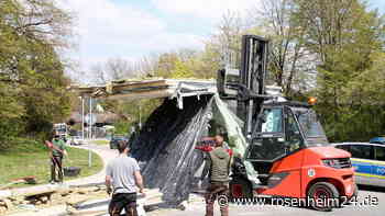Schwertransporter verliert Innenwände von Fertighaus – Verkehrschaos und 20.000 Euro Schaden