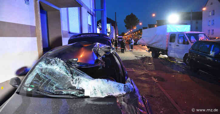 Mannheim:  BMW prallte gegen geparkte Fahrzeuge (Update)
