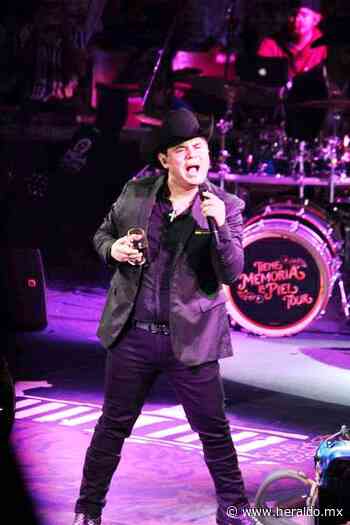 Cantó Alfredo Olivas con éxito en el Palenque - El Heraldo de Aguascalientes