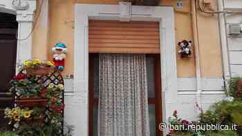 Bari, a Madonnella una signora di 88 anni decora la via con fiori e peluche: "Da quando hanno chiuso i negozi era diventata grigia" - La Repubblica