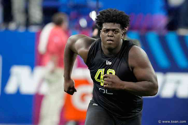 Cowboys draft offensive lineman in first round