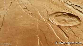 New Mars images shows 'fingernail' gouging-like features on surface