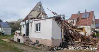 Hausdach eingestürzt: Ein Mensch verschüttet