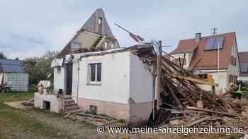 Hausdach eingestürzt: Ein Mensch verschüttet