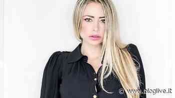 Martina Stella si sdraia sull’erba: top mini e ‘davanzale’ incontenibile - BlogLive.it