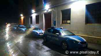 Vede una finestra danneggiata nel suo appartamento: all'interno i poliziotti trovano due persone - PisaToday