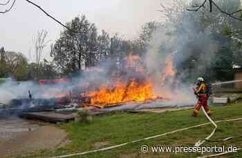 FW Düren: Feuer zerstörte ein großes Kinderspielgerät in Düren-Grüngürtel