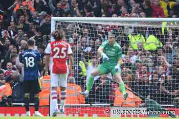 Arsenal: Danny Murphy criticises Aaron Ramsdale for reaction to Bruno Fernandes penalty - Yahoo Eurosport UK