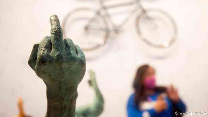 Hamburg: Unbekannte stehlen drei Mittelfinger-Skulpturen von Ai Weiwei - DER SPIEGEL