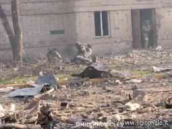 Scontro a fuoco tra i palazzi: il video dell'incubo a Mariupol