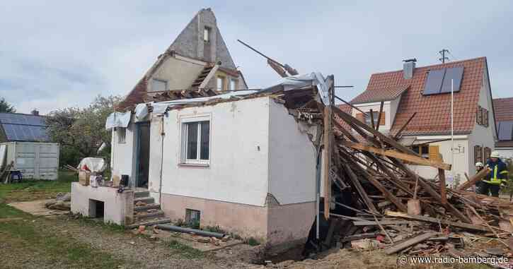 Hausdach eingestürzt: Ein Toter