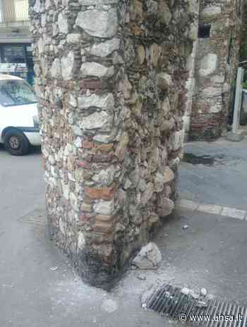 A Taormina cade pietra arco Porta Messina, vigili indagano - Agenzia ANSA