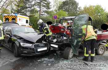 FW Celle: Schwerer Verkehrsunfall im Garnseeweg - zwei PKW stoßen frontal zusammen!