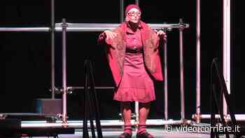 I cento volti di Paola Minaccioni manager, poetessa, voce di call center - Corriere TV