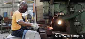 Da cento anni a Dronero l'arte di costruire le falci più belle del mondo - La Stampa