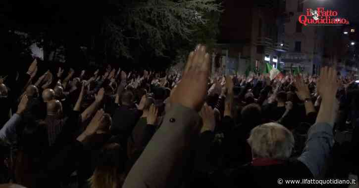 Milano, il “presente” e il saluto romano: circa mille persone con fiaccole accese e bandiere tricolore al corteo per Sergio Ramelli – Video