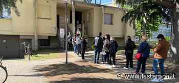 Ancora lunghe file al Cup di Vercelli per una prenotazione. L'Asl: “Rivedremo gli accessi” - La Stampa