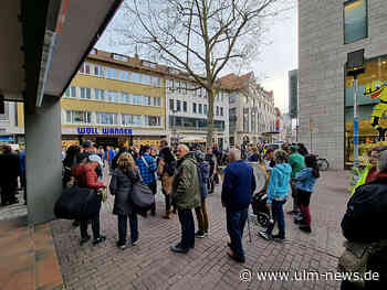Querdenker spazieren wieder trommelnd durch die Ulmer Innenstadt