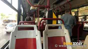 Molesta una ragazza sul bus, poi la palpeggia: arrestato per violenza sessuale