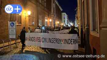 Demo gegen Corona-Maßnahmen in Stralsund: Zahl der Demonstranten sinkt weiter - Ostsee Zeitung