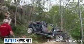 Matera: carcassa di un'auto nella splendida riserva dei Calanchi! Polizia e Vigili del posto sul posto - Matera News