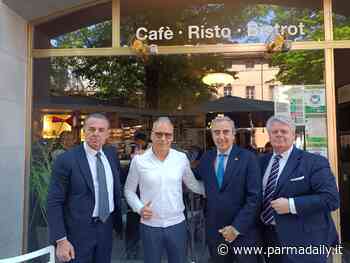 Gasparri a Parma per sostenere la candidatura di Vignali. Consegnato un attestato di solidarietà al commerciante di piazzale Boito che ha subito l'ultima spaccata - - ParmaDaily.it