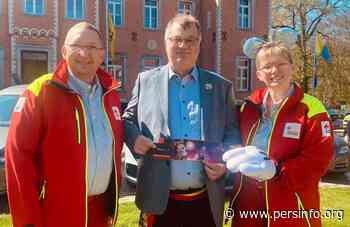 Burgemeester koopt eerste sticker van Rode Kruis-Dilbeek - Persinfo.org