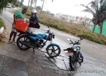 Motociclista derrapa en Lagos de Puente Moreno por pavimento mojado - Imagen de Veracruz