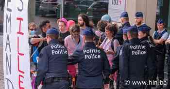 Gevel Dienst Vreemdelingenzaken beklad: actievoerders eisen ontslag van de werknemers - Het Laatste Nieuws