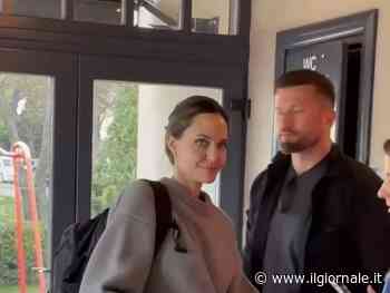 Look casual e grande zaino sulle spalle: Angelina Jolie in visita a Leopoli