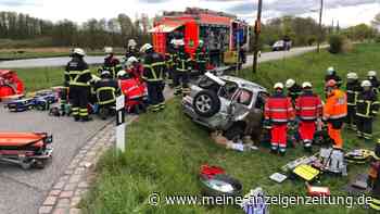 Auto überschlägt sich: Ehepaar eingeklemmt
