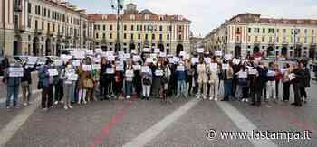 Flash mob in piazza Galimberti a Cuneo per difendere l’ospedale Santa Croce e Carle - La Stampa