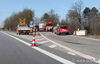 Unfall auf A92: Lastwagen kippt bei Plattling Böschung hinab - Passauer Neue Presse - PNP.de