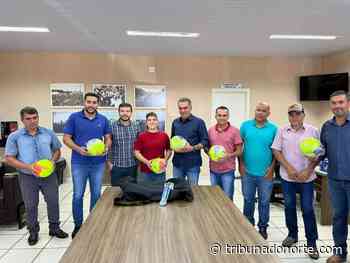 Faxinal distribuiu kits de materiais esportivos - Tribuna do Norte