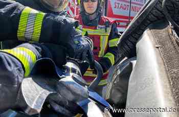 FW-NE: Pkw prallt gegen Leitplanke | Zwei Personen in Fahrzeug eingeschlossen