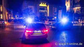 Düsseldorf: Porschefahrer flüchtet vor Polizei und rast gegen Mast - t-online