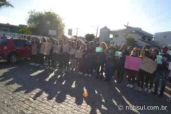 Passeata: estudantes de escola estadual de Capivari de Baixo protestam após aluna praticar atos de apologia ao nazismo, à homofobia e racismo - Notisul