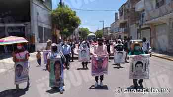 Exigen padres de Ayotzinapa en Iguala que el Ejército entregue todos los expedientes - El Sur de Acapulco
