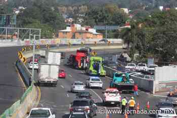Tráiler se impacta sobre muro de contención en Cuernavaca - La Jornada