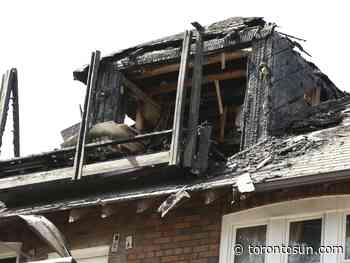 Trio cling to Forest Hill home's rooftop to escape three-alarm blaze - Toronto Sun