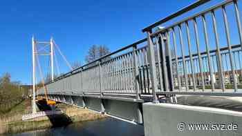 Plümperwiesenbrücke Parchim: Passanten beschädigen Belag und verzögern Brückenübergabe - svz – Schweriner Volkszeitung