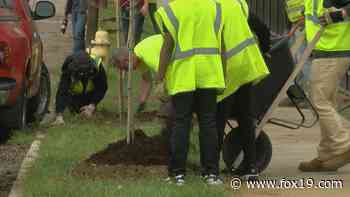 Arbor Day in Cincinnati - planting trees with CPS students - FOX19