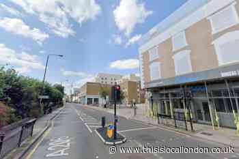 Greenwich High Road stabbing: Man dies after fight