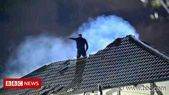 Man arrested after overnight rooftop siege in Grimsby - BBC