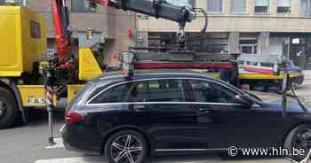 Chauffeur parkeert voertuig midden op zebrapad | Antwerpen | hln.be - Het Laatste Nieuws