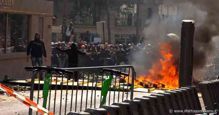 Parigi, scontri tra black bloc e polizia alla manifestazione per il Primo maggio: assaltato Mc Donald’s e danneggiati molti negozi