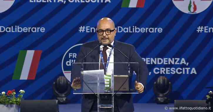 Il direttore del Tg2 sul palco di Fratelli d’Italia a Milano, il Pd: ‘Fatto senza precedenti, serve chiarimento urgente’. Fdi: ‘Attacco vergognoso’