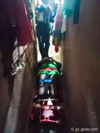 Mulher é resgatada pelos bombeiros após cair de escada e ficar presa entre paredes de imóvel em Salvador - Globo.com