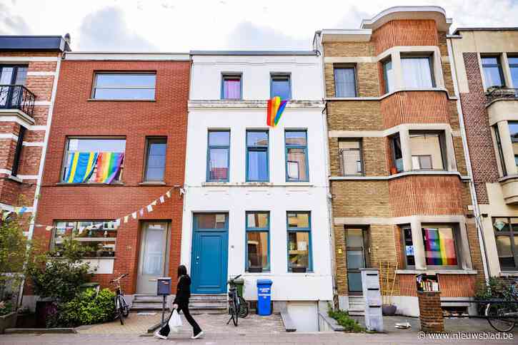 Buren hangen straat in Deurne vol regenboogvlaggen omdat bewoner door homohaters wordt geviseerd