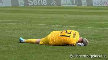 Follia a Vicenza, il portiere ex Pontedera Nikita Contini colpito da un petardo lanciato dai tifosi del Lecce - Il Tirreno